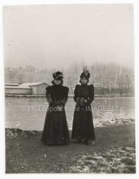Femmes au bord d'un lac